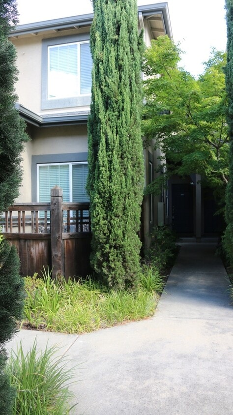 Foto principal - Excellent 2 Bed 2 Bath Town Home