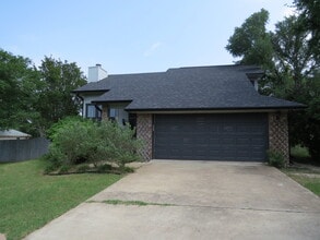 Building Photo - 8 E Shawnee Ln