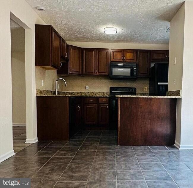 Foto del edificio - 8658 Woodhue Ct