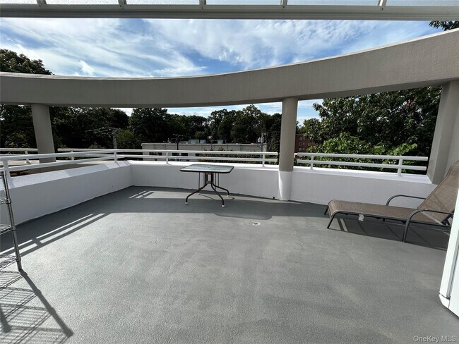 Foto del edificio - 100 Cutter Mill Rd