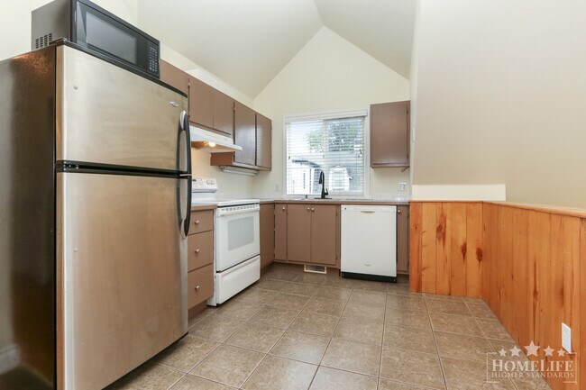 Photo du bâtiment - Charming 3-Bedroom Coach Home in Peaceful ...