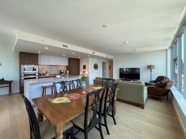 Foto del edificio - 2 Bedroom-2 Bathroom Fully Furnished Condo...