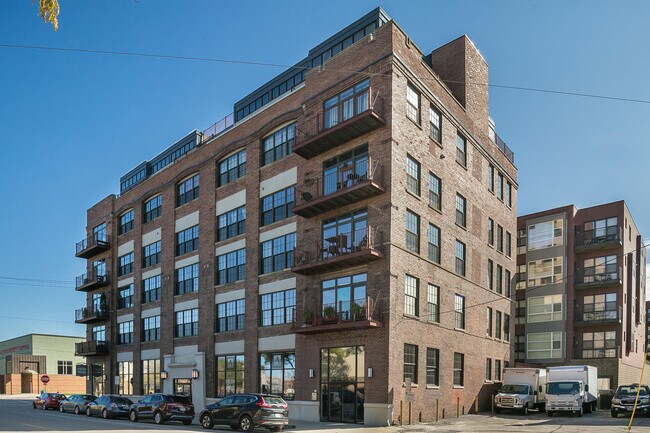 Building Photo - 525 E Chicago St