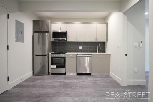 Foto del edificio - NO FEE! Grand Spacious 2 Bed in Prime Crown Heights