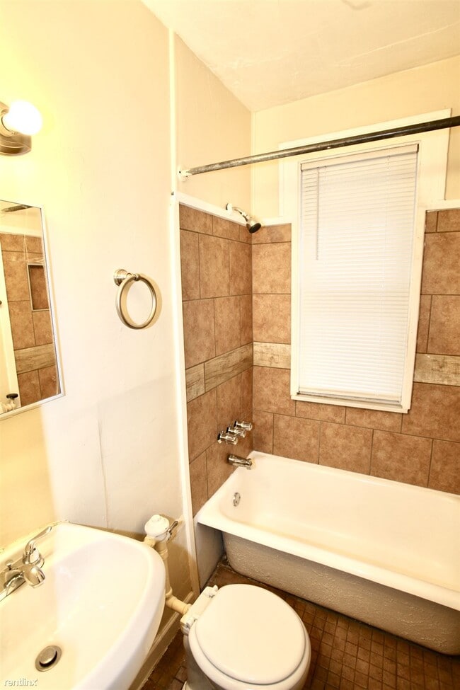 Building Photo - 2 br, 1 bath  - 7720 Pitt St Apt 10