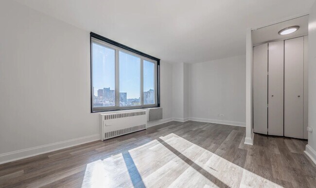 Building Photo - 3333 Broadway