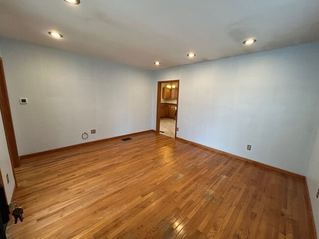 Building Photo - 3 bedroom 1 bathroom House