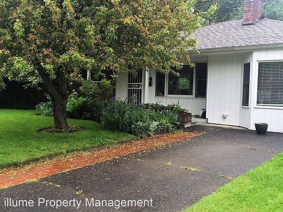 Primary Photo - 4 br, 2 bath House - 2100 SW Knoll Crest Dr