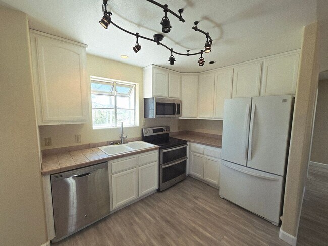 Building Photo - Spacious 3 bed on Fully Fenced 2 acres