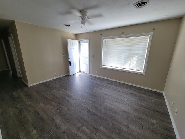 Foto del edificio - 3-bedroom house available now
