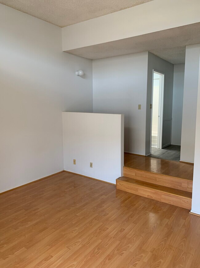 Building Photo - 433 S Orange Ave