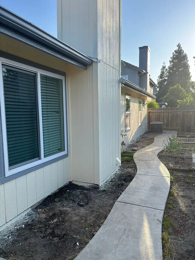 Building Photo - 2082 E Minarets Ave
