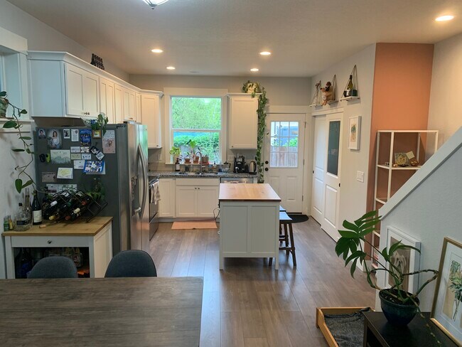 Kitchen - 12110 SE Raymond St