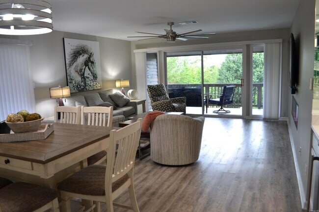 Foto del edificio - 200 Hamilton Oaks Dr