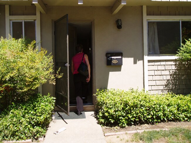 Building Photo - 422 Alvarado Ave
