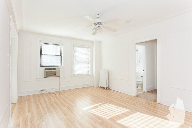Foto del edificio - 2755 N Pine Grove Ave