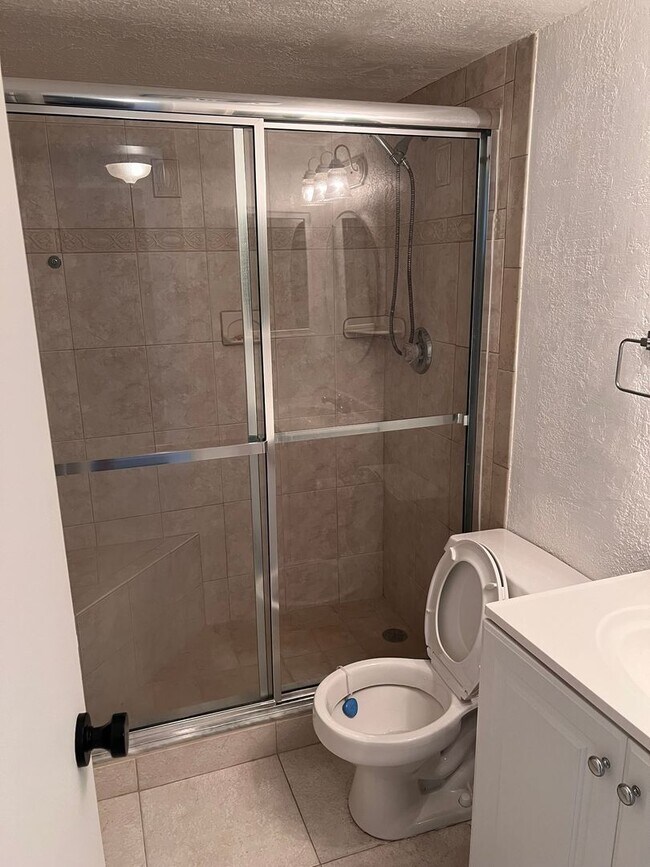 Building Photo - Pompano Cutie - Furnished, 2 miles from be...