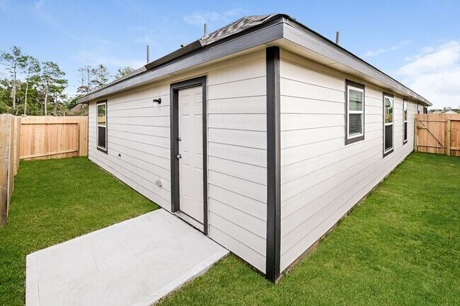 Building Photo - 2412 Carp Dr