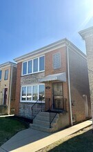 Building Photo - 6017 W Montrose Ave