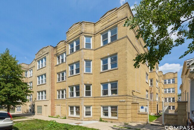 Building Photo - 3049 N Spaulding Ave