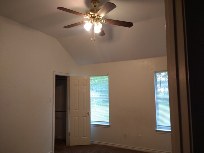 Master Bedroom - 3718 Mcbroom St