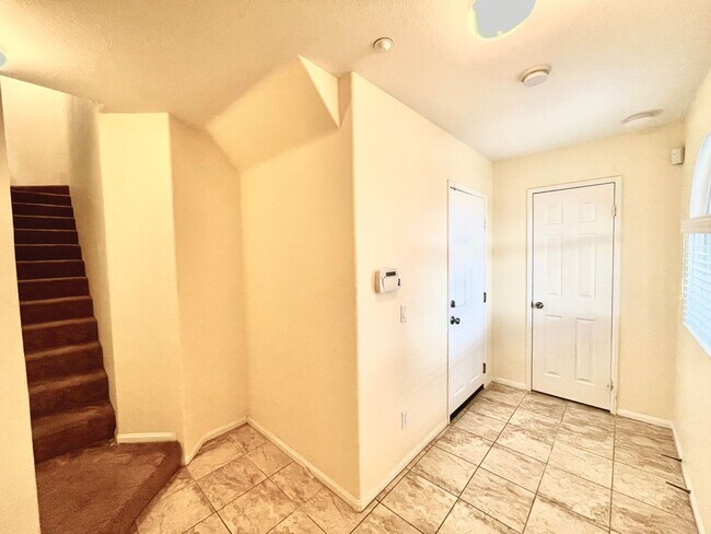 Building Photo - Spacious 3 BD 3 BATH Home with Garage in S...