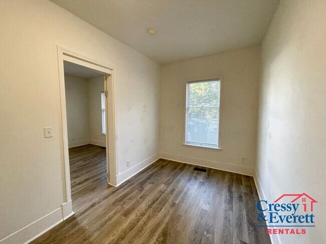 Building Photo - Buchanan Duplex Close to Downtown