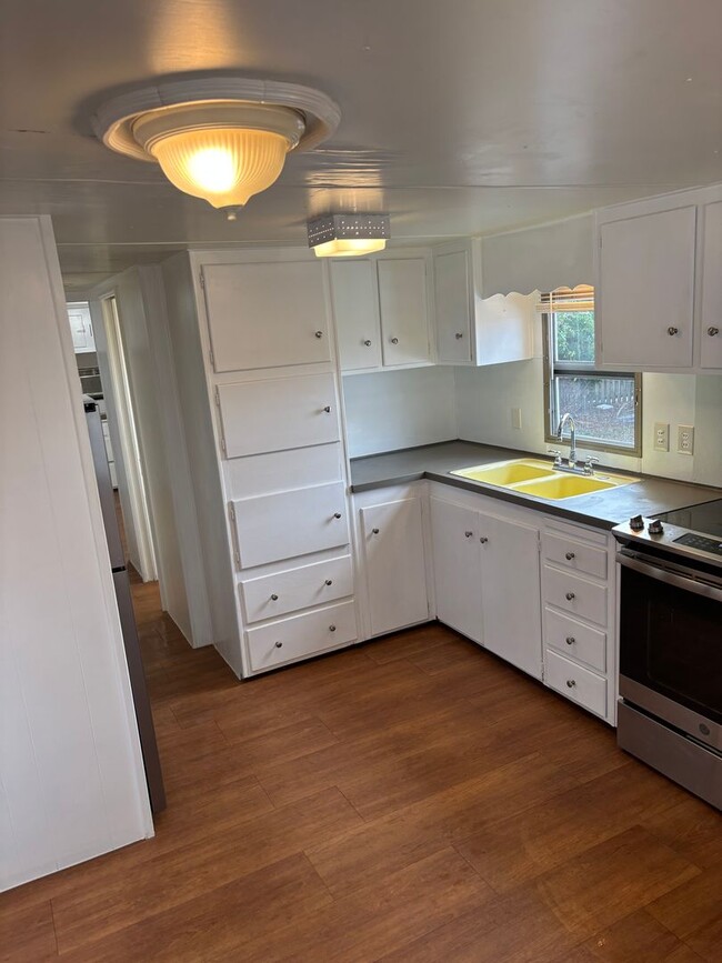 Building Photo - Vintage 1 Bed, 1 Bath Mobile Home in Pic T...