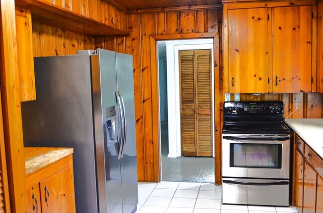 Foto del edificio - Three Bedroom Two Bath Home Hidden in NW G...