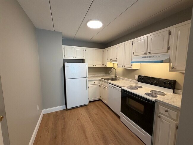 Building Photo - 4 Hawes St