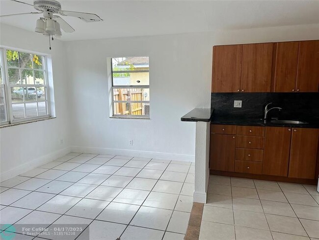 Building Photo - 1671 SW 44th Ave