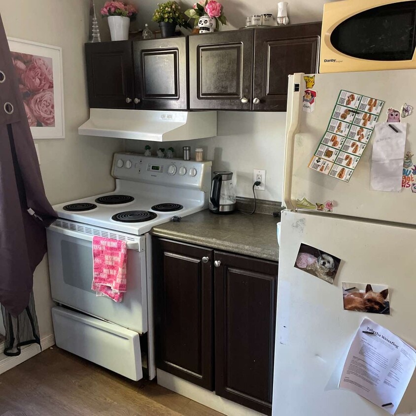 Building Photo - Upper One-Bedroom, steps from downtown Mid...