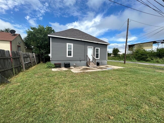 Building Photo - 400 Symes St