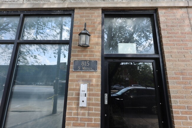 Building Photo - 815 S Western Ave
