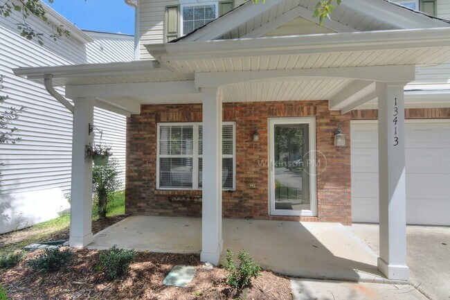 Building Photo - Beautiful 3Bedroom 2.5Bathroom Two-story H...