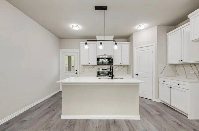 Foto del edificio - 5612 Black Pine Cir