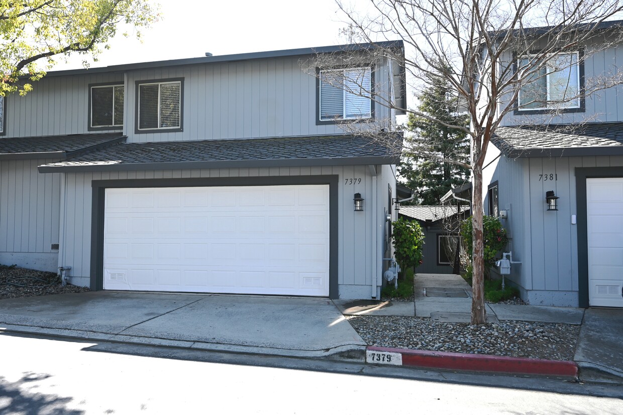 Foto principal - 7379 Tulare Hill Dr