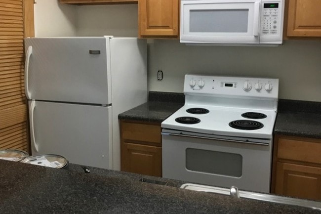 Fully Equipped Kitchen w/ D/W - 514 Saint Paul St