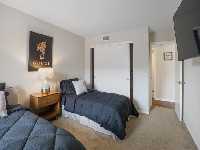 Foto del edificio - 6586 Poplar Woods Cir S