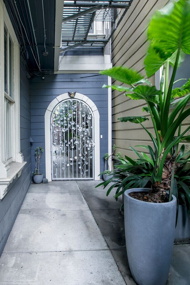 Foto del edificio - Elegant Victorian Furnished Garden Flat on...