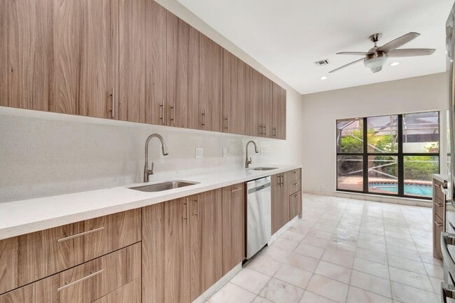 Building Photo - 7810 Villa Nova Dr