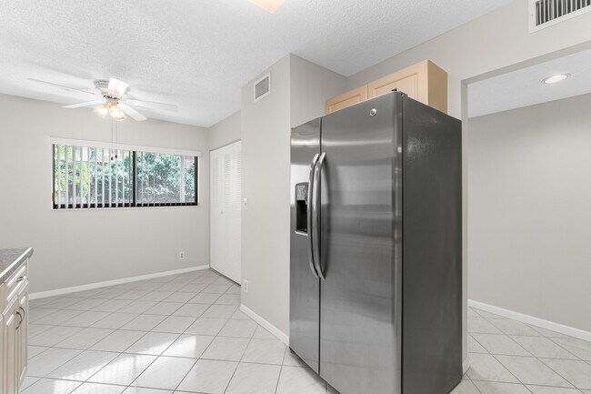 Building Photo - 4725 Lucerne Lakes Blvd