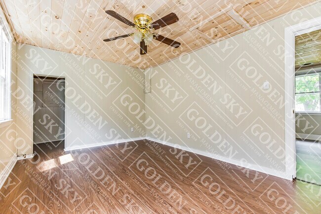 Foto del edificio - 2900 S Elm St