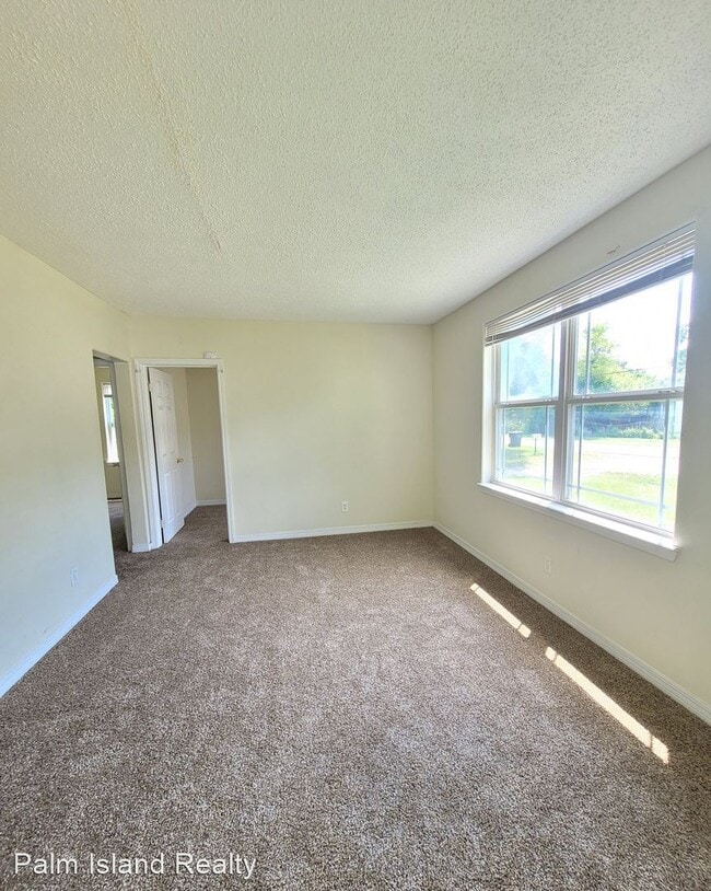 Building Photo - 2 br, 1 bath House - 20 E Carver Dr