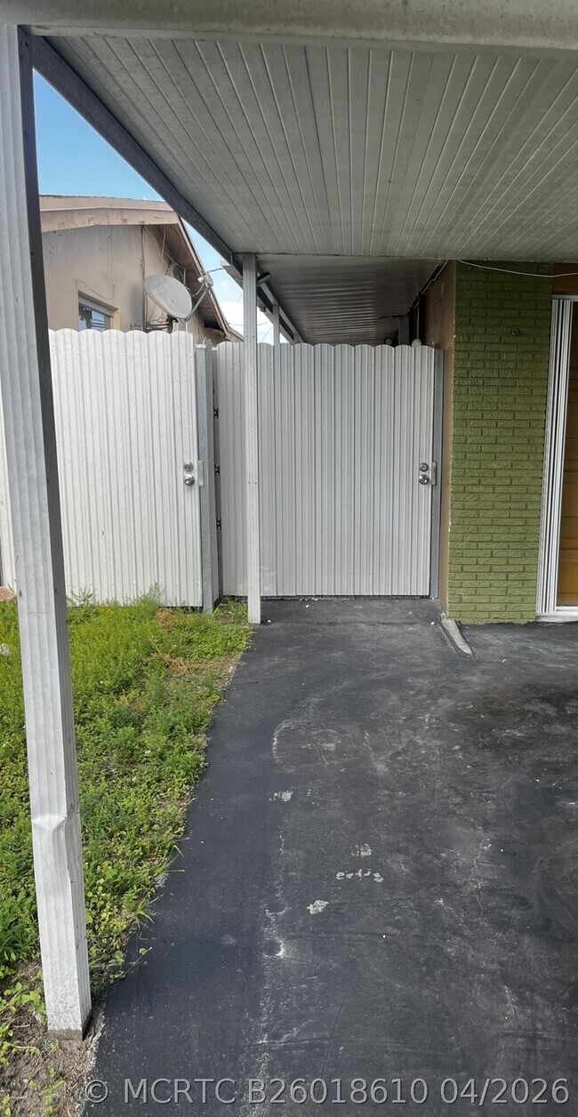 Building Photo - 2321 Tarpon Dr