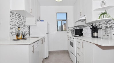 Building Photo - 250 St George St