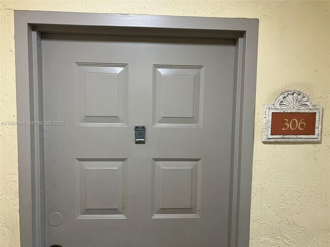 Foto del edificio - 8235 Lake Dr