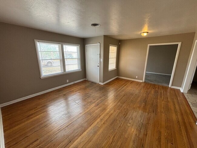 Building Photo - 3 bed 1.5 bath, move in ready!