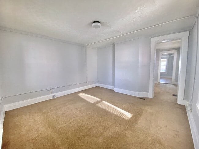 Building Photo - 443 N 5th St
