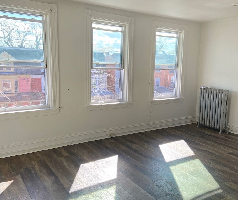 Primary Photo - 351 E New St